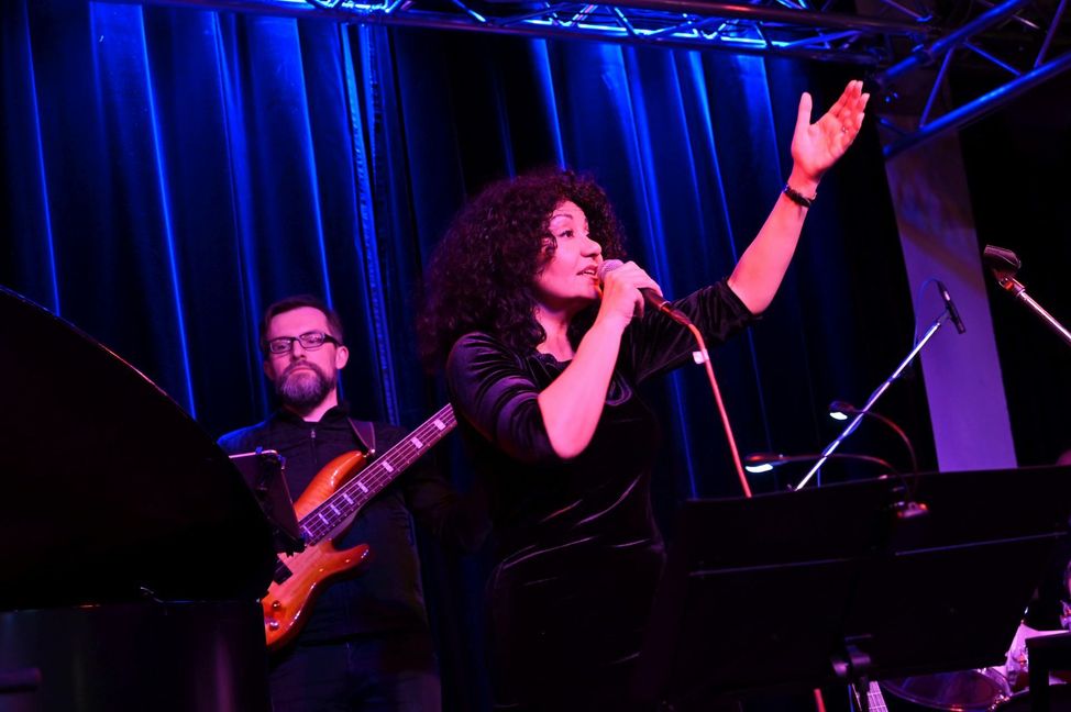 Am Sonntag, 16. April findet im Sindelfinger Pavillon der IG Kultur ein Benefizkonzert unter dem Motto "Erd-Herz-Beben" für die Erdbebenopfer in Syrien statt. Mit dabei sind Sängerin Simi Barazi und der Musiker Mazen Mohsen. Bild: R. Thiele