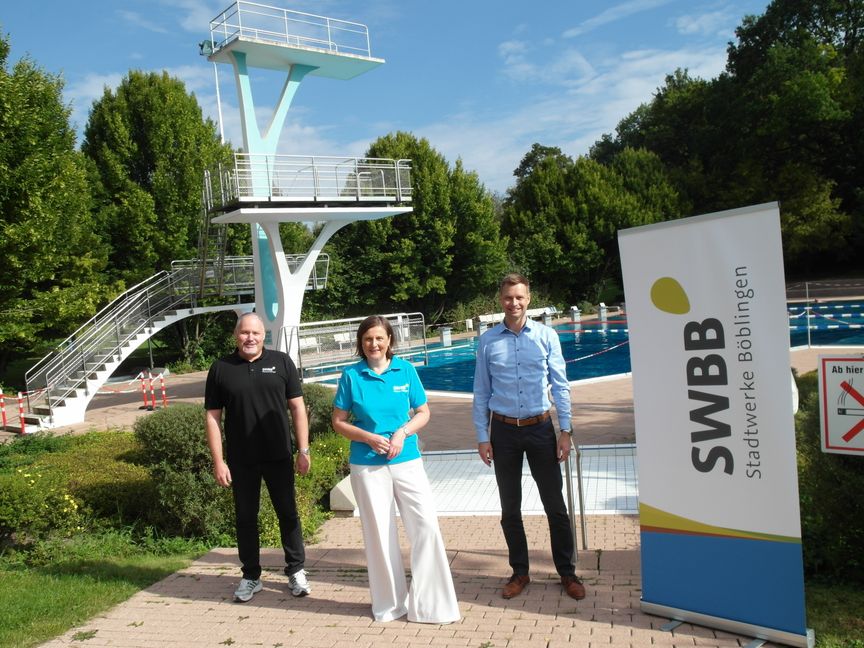 (von links): Michael Welz (Betriebsleiter Bäder), Christine Tomschi (Geschäftsführerin Stadtwerke Böblingen), Tobias Heizmann (Erster Bürgermeister). Bild: Staber