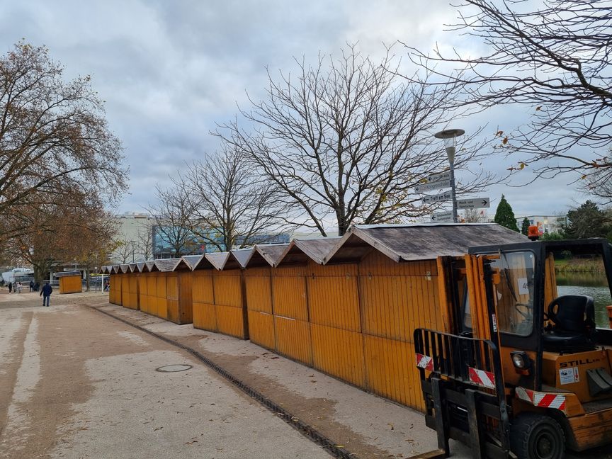 Die Buden müssen wieder abgebaut werden. Es gibt in diesem Jahr keinen Böblinger Weihnachtsmarkt. Bild: Dirk Hamann