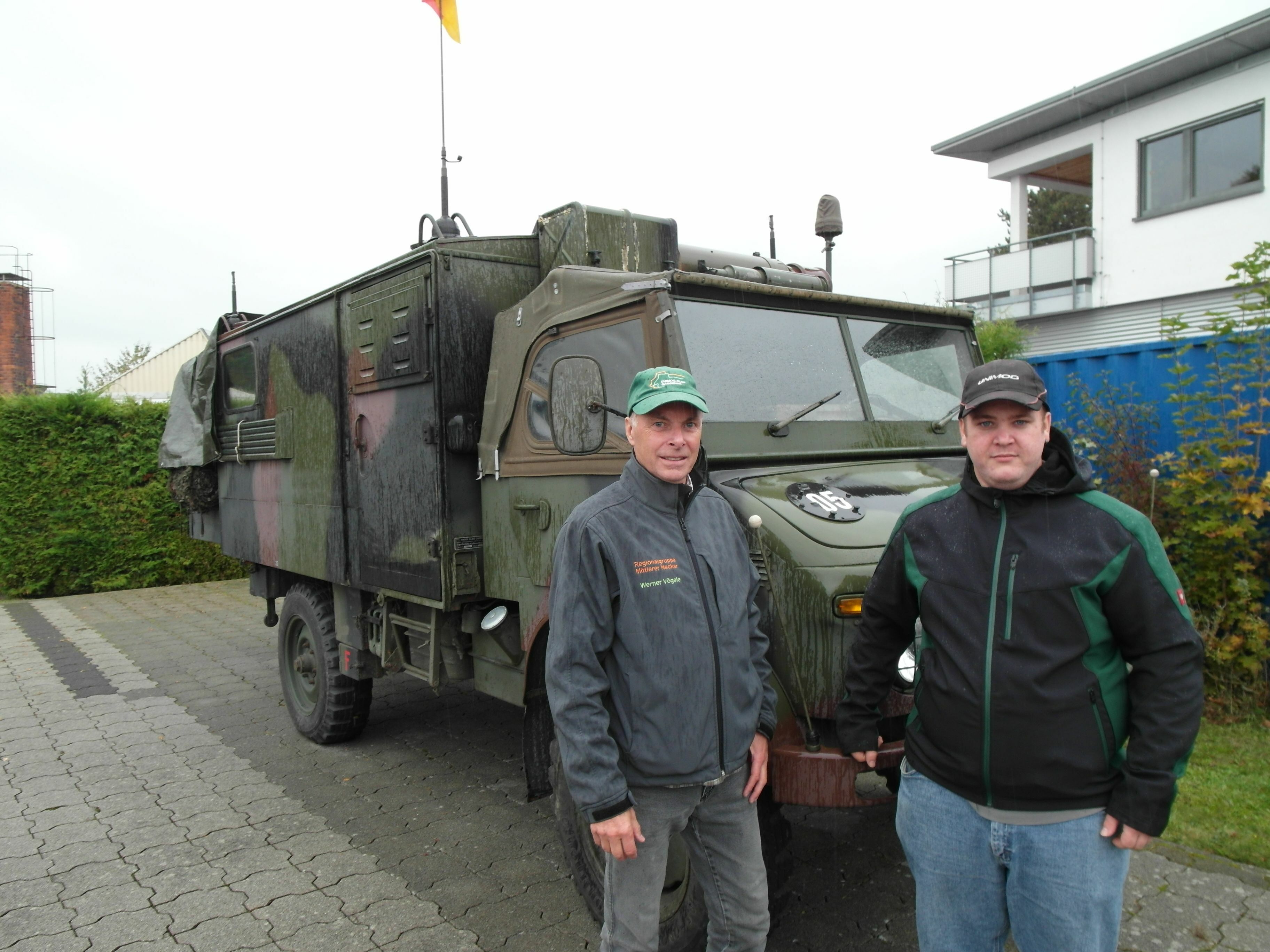 Die Technik der Daimler-Fahrzeugbaureihe Unimog begeistert die Mitglieder der Regionalgruppe Mittlerer Neckar des Unimog-Clubs Gaggenau unter der Leitung von Werner Vögele (links) und Dennis Dessecker - so wie dieser Unimog aus Bundeswehrbestand, Baujahr 1965, mit kompletter und funktionierender Funk-Ausstattung.   Bild: Staber