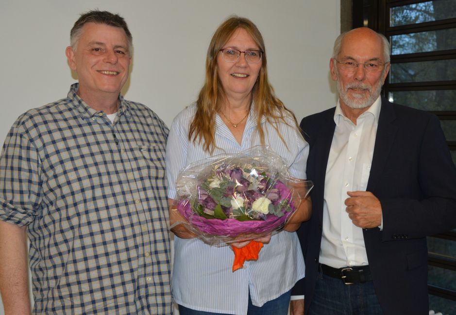 Blumen zum Abschied: Markus Ott, Karin Berg und Lutz Lemke (von links). Bild: z