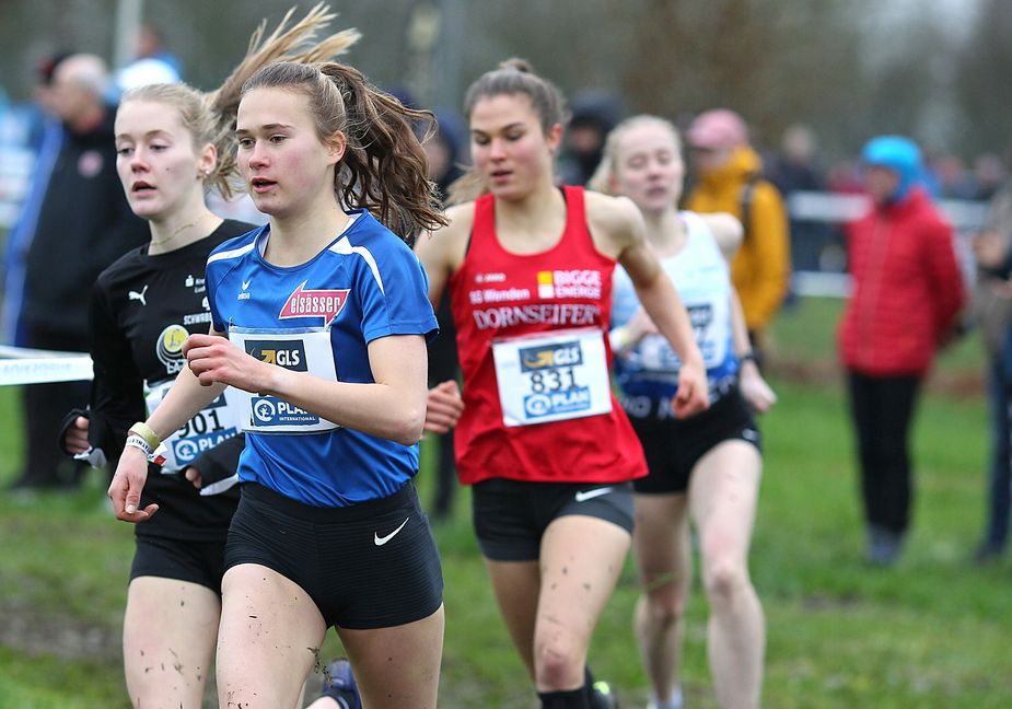 Nr. 943: Mia Jurenka, VfL Sindelfingen
Deutsche Crosslauf-Meisterschaften in Sonsbeck (Willy-Lemkens-Sportpark, 18.12.2021)
Fotograf: Ralf Görlitz, Ginsterweg 10-2, 69469 Weinheim / 06201-290326,  info@rgsportbilder.de, www.rgsportbilder.de / Bankverbindung: Sparkasse Rhein Neckar Nord, Blz 670 505 05, Konto: 384 706 04, IBAN DE10 6705 0505 0038 4706 04, BIC MANSDE66XXX / Steuer-Nr. 47126/53026, Finanzamt Weinheim, Umsatzsteuer 7 %
Veröffentlichung nur gegen Honorar und Urhebervermerk. Mit der Honorarzahlung wird ein einfaches Nutzungsrecht erworben. Verwendung außerhalb journalistischer Zwecke nur mit ausdrücklicher Zustimmung des Urhebers.