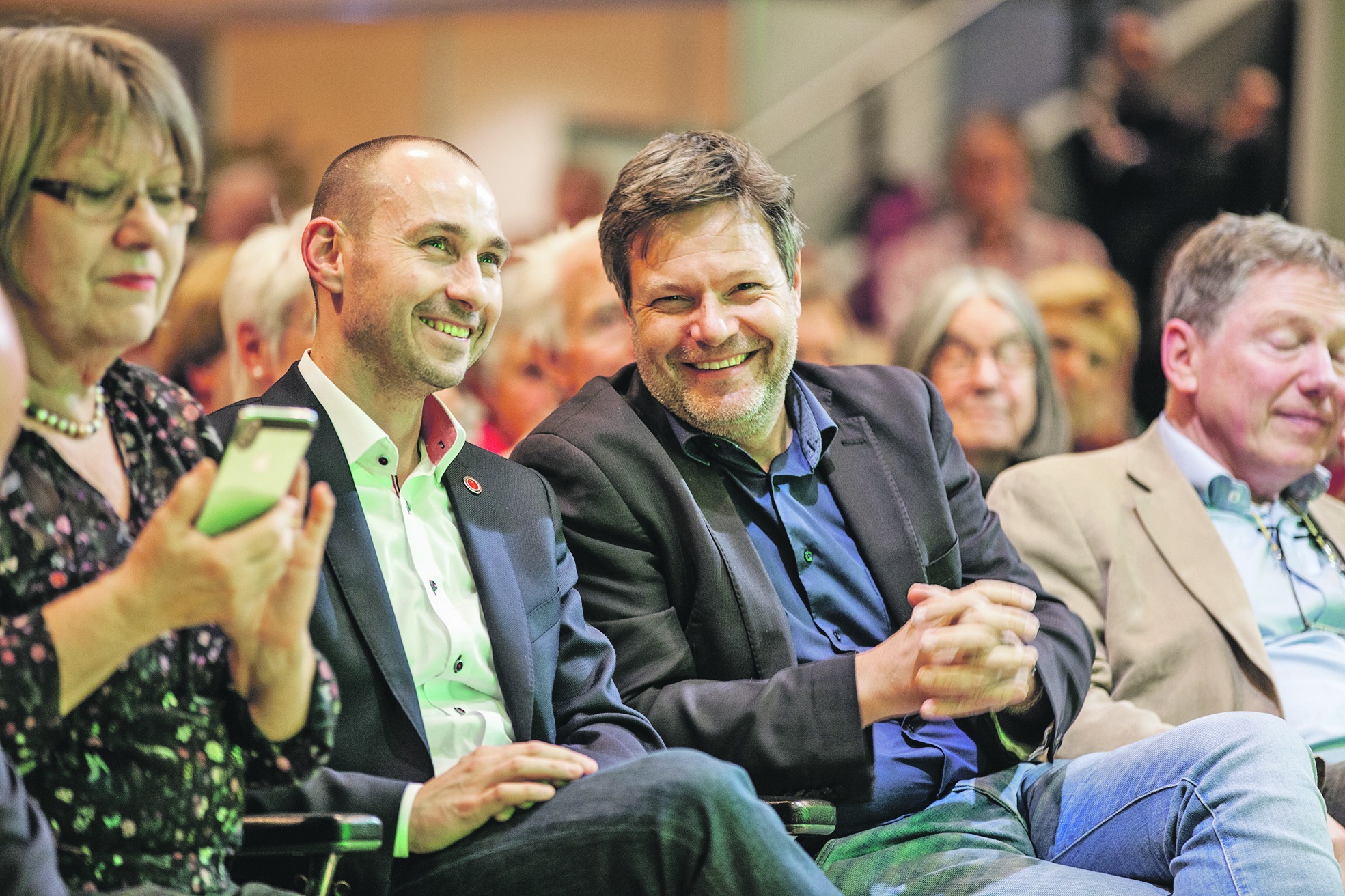 Böblingens Oberbürgermeister Stefan Belz (Zweiter von links) und Robert Habeck haben Spaß.