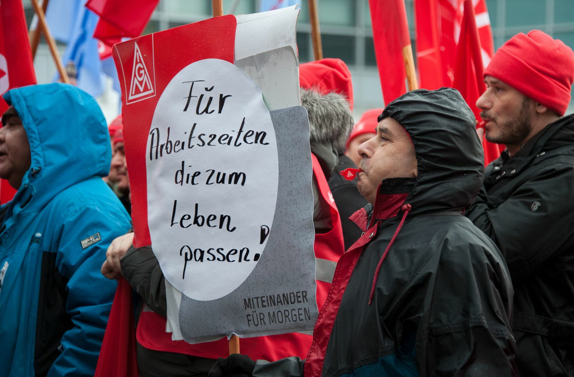 Arbeitszeiten, die zum Leben und zur Krise passen, strebt die IG Metall in der nächsten Tarifrunde an (hier eine Aktion bei Daimler in der Tarifrunde 2018).