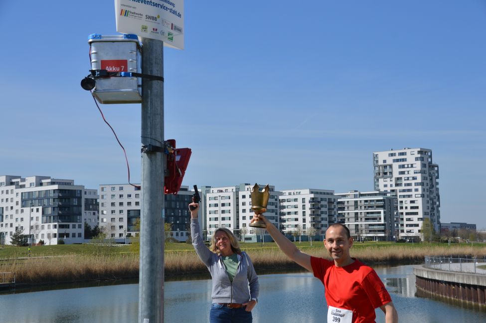 Karen Stahl gibt für Böblingens Oberbürgermeister Dr. Stefan Belz an der Zeitmess-Box den symbolischen Startschuss. Flugfeldsee-König ist er deshalb noch lange nicht.Bild: Wegner