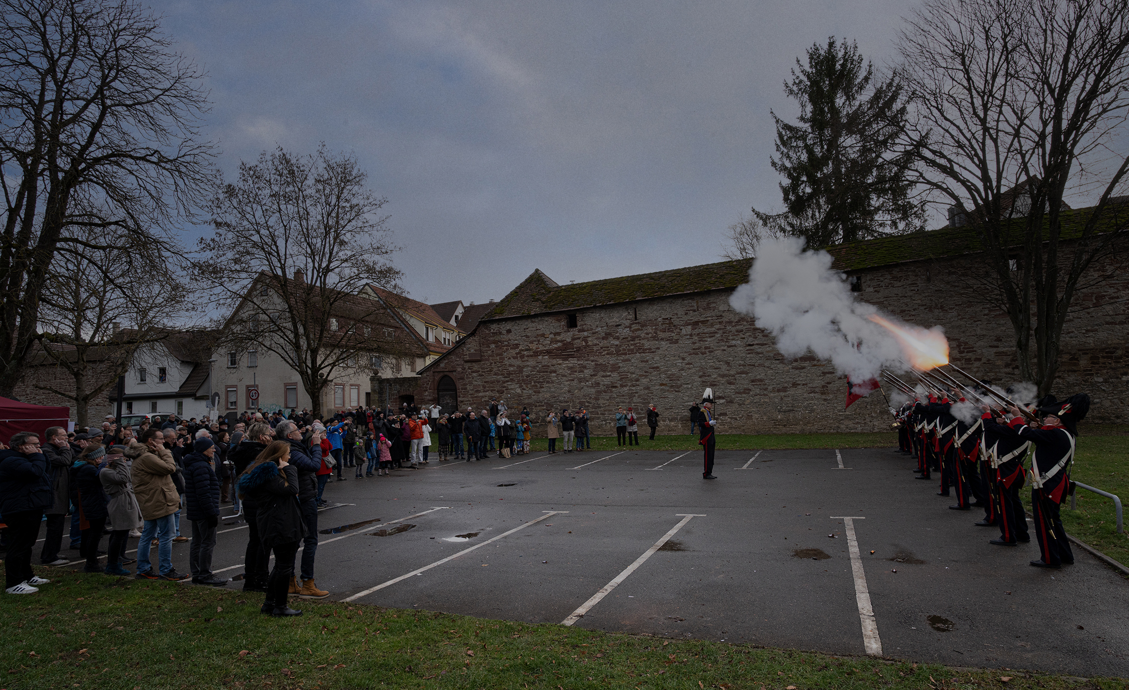 Mit Vorderladergewehren und einer Kanone begrüßte die Bürgergarde in Weil der Stadt das neue Jahr. Bild: Richter