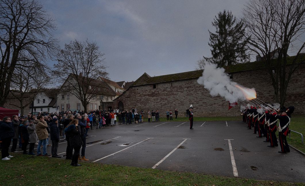 Mit Vorderladergewehren und einer Kanone begrüßte die Bürgergarde in Weil der Stadt das neue Jahr. Bild: Richter