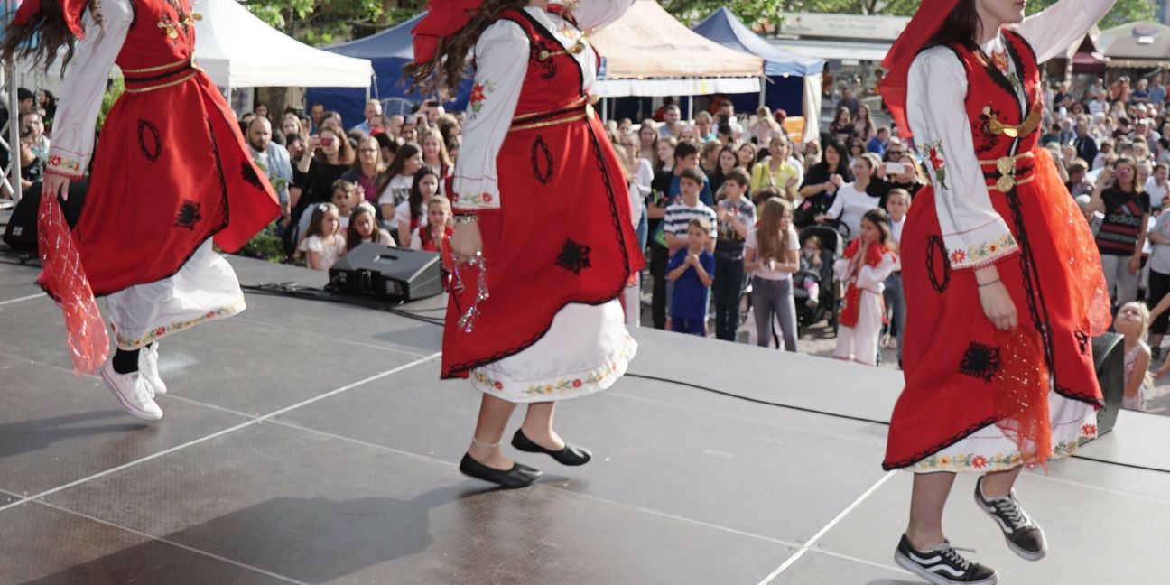 Der albanische Kulturverein Isa Boletini tanzt beim Auftakt des Sindelfinger Straßenfestes.Bild: Heiden