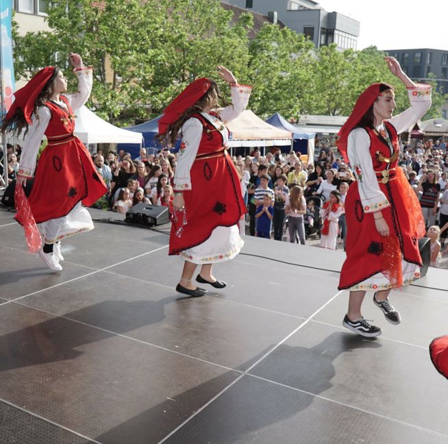 Der albanische Kulturverein Isa Boletini tanzt beim Auftakt des Sindelfinger Straßenfestes.Bild: Heiden