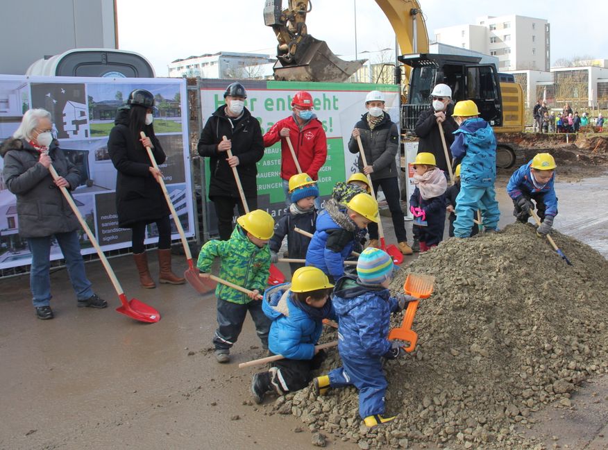 Die Kleinen schaffen, die Großen schauen zu: Brigitte Müller (Vorstand SVB), Nami Kriegel und Georg Negler (beide Archiplan), Ralf Sklarski (Baufirma), Oberbürgermeister Dr. Stefan Belz und SVB-Präsident Jochen Reisch (von links). Bild: Oberdorfer