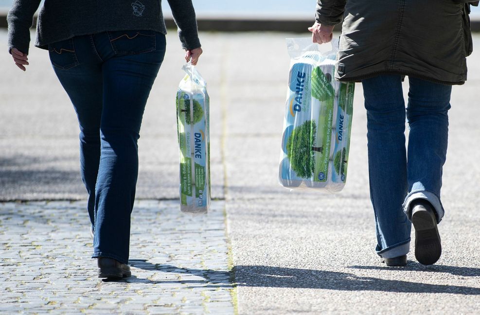 Viele Deutsche meiden Klopapier aus Recyclingfasern.

Foto: dpa/Marijan Murat