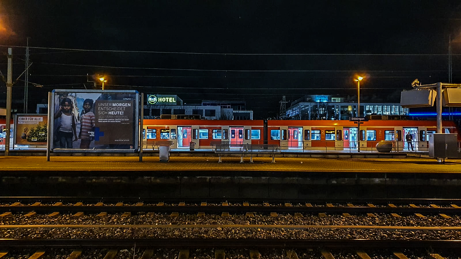 Nächtliche Ausgangssperre: Am Böblinger Bahnhof kontrollierte die Polizei am Samstagabend, am Sindelfinger Wettbachplatz und auf den Straßen in Sindelfingen und Böblingen ist es still. Bilder: Dettenmeyer