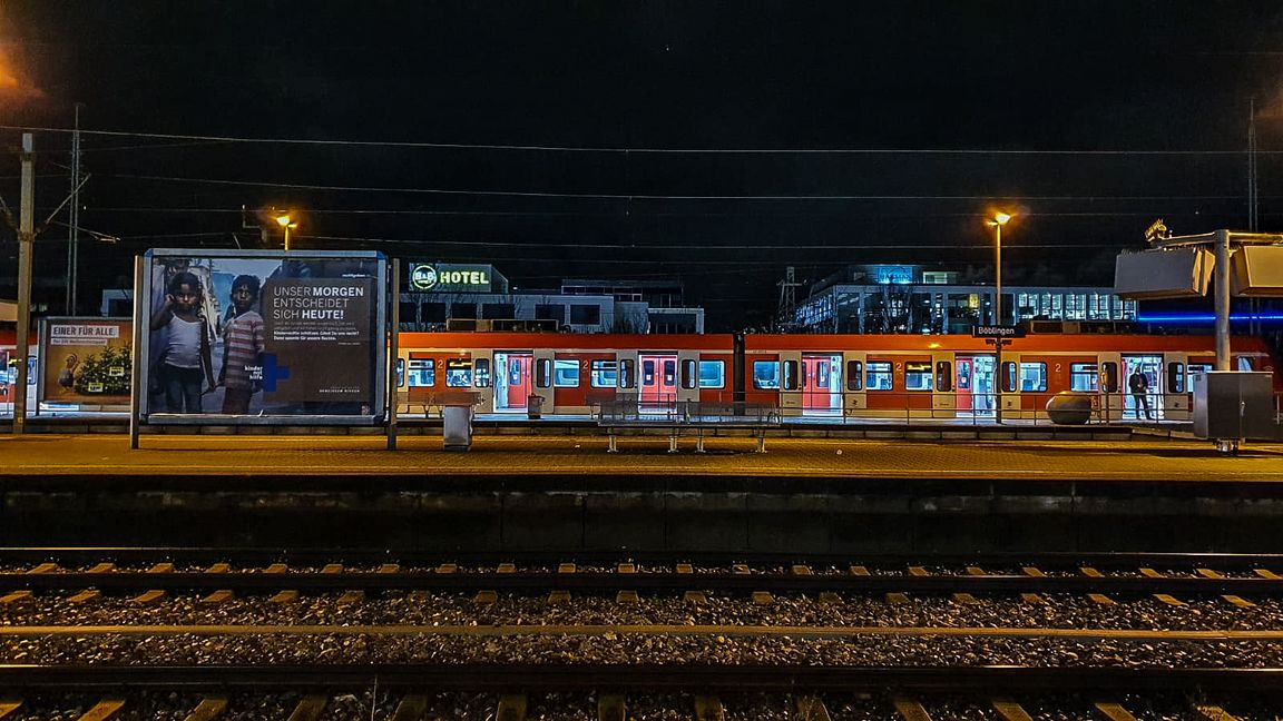 Nächtliche Ausgangssperre: Am Böblinger Bahnhof kontrollierte die Polizei am Samstagabend, am Sindelfinger Wettbachplatz und auf den Straßen in Sindelfingen und Böblingen ist es still. Bilder: Dettenmeyer