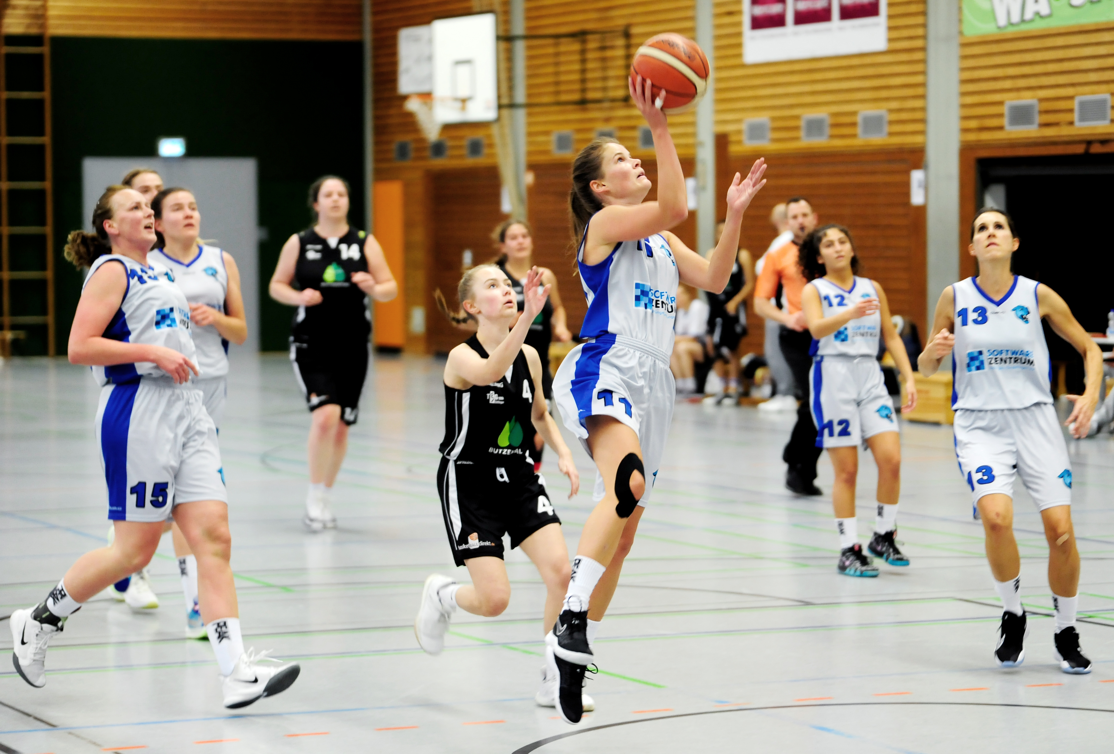 Unter dem Korb spielten Christina Finkbeiner und ihre Böblinger Teamkolleginnen ihren Größenvorteil aus. Bild: photostampe