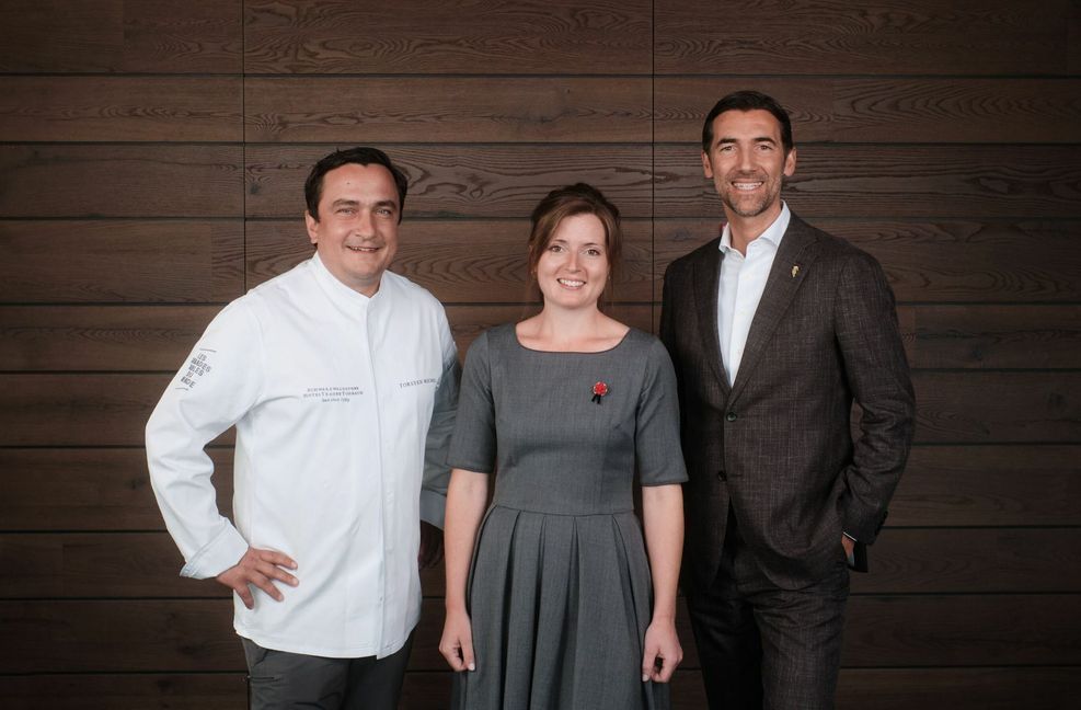 Nina Mihilli umringt von ihren Kollegen: links der Küchenchef Torsten Michel, rechts Sommelier Stéphane Gass.