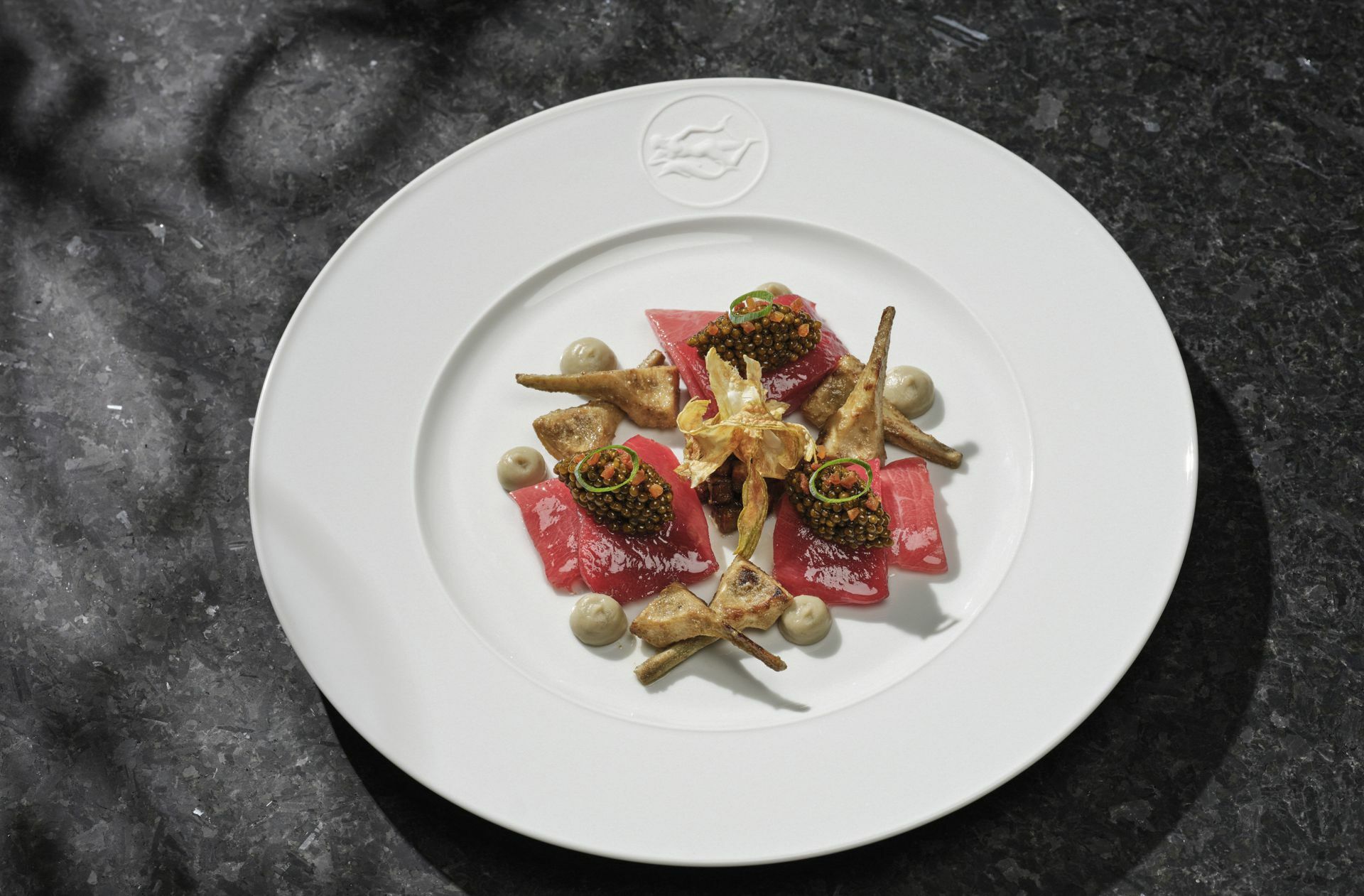 Gebeizter Thunfischbauch  und -rücken mit Thunfischschmalz, Croûtons und Imperialkaviar.  Eine Kreation von Torsten Michel.
