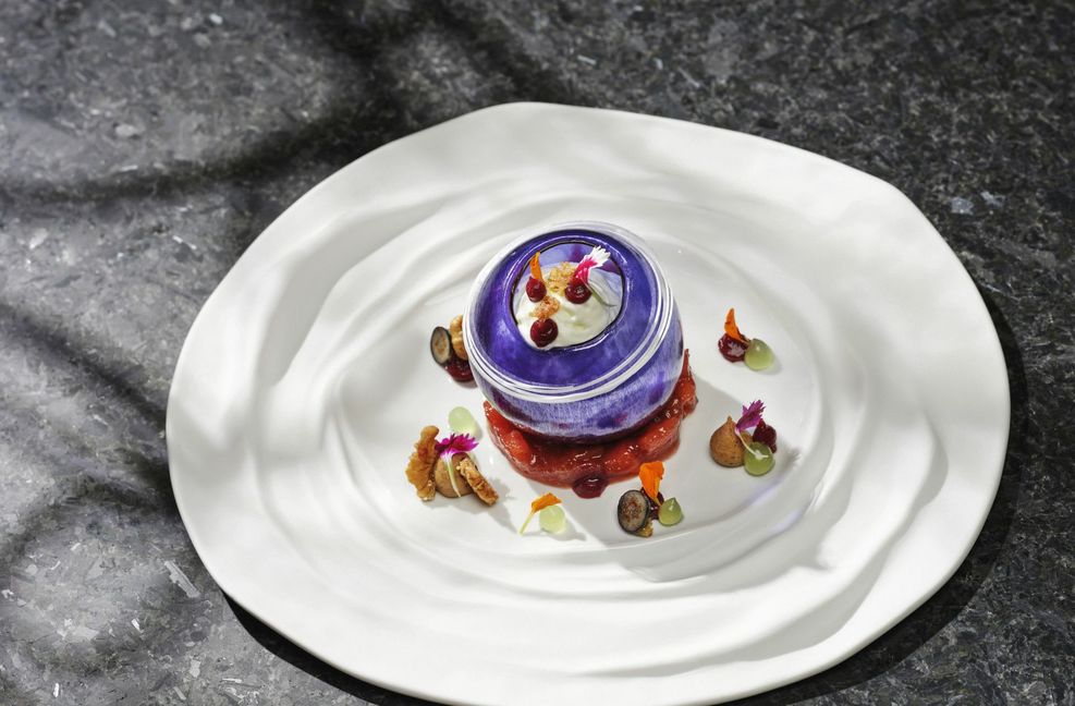 Zuckerperle mit Zwetschgensorbet, Zibärtle Knusperbonbon, Apfelschaum. Pflaume und Walnuss.