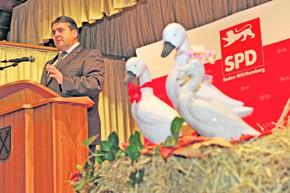 Sigmar Gabriel (linkes Foto) bei seinem letzten Auftritt in der Stadt 2012 als SPD-Bundesvorsitzender beim Politischen Martini in Darmsheim sitzt am 7. Dezember auf der Literaturtribüne der Sindelfinger Buchhandlung Röhm. Neu auf der Tribüne ist Tamina Kallert mit ihren Buch „Mit kleinem Gepäck – Wunderschöne Geschichten vom Reisen“. Bilder: Stampe/A/z.