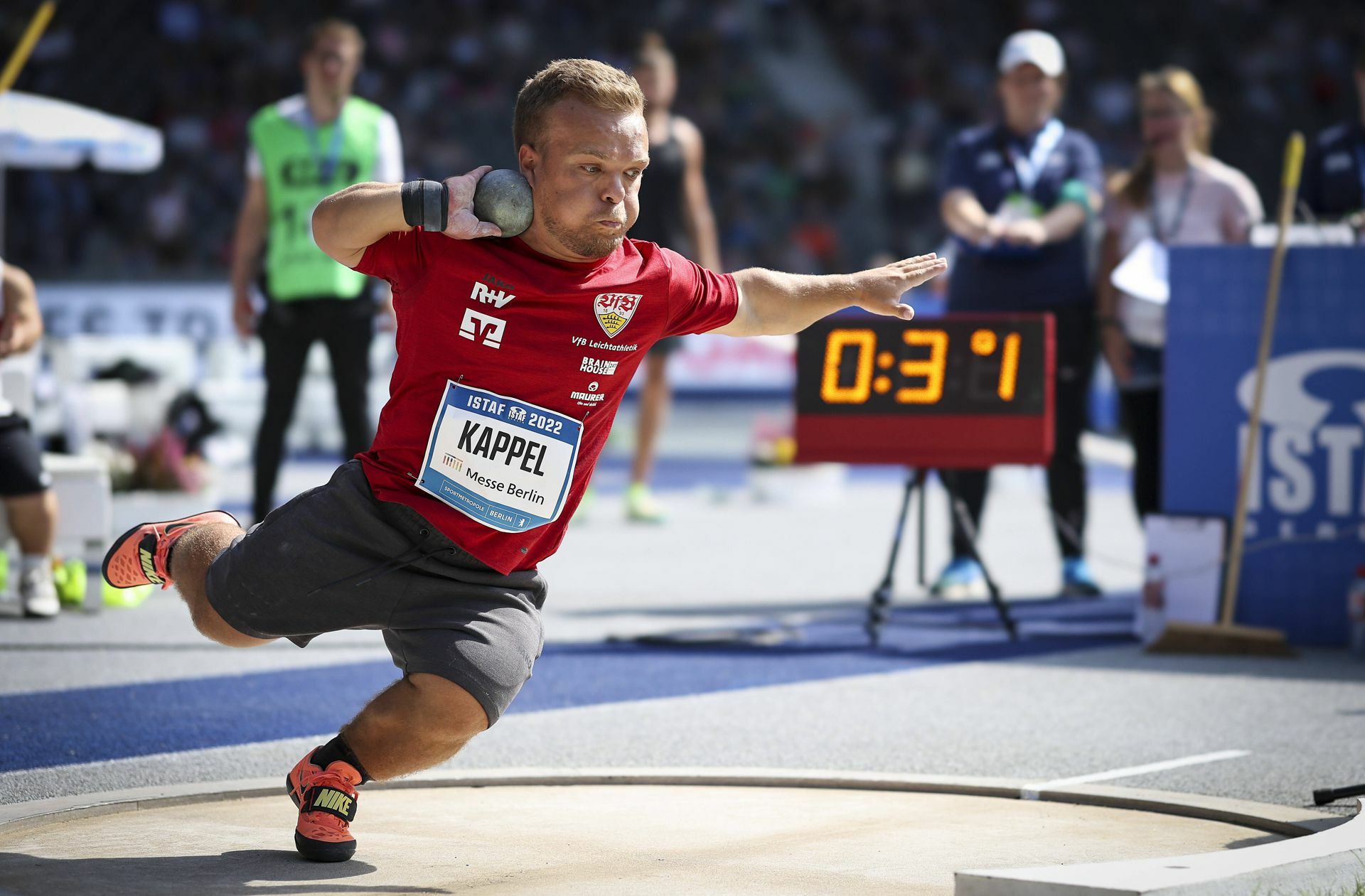 <b>Niko Kappel </b>(28/Para-Kugelstoßen), Paralympics-Sieger 2016, Weltmeister 2017,  Weltrekordhalter: „Es ist noch nicht lange her, da habe ich mich auf die Paralympics 2024 in Paris richtig gefreut. Diese Vorfreude ist mir abhandengekommen, weil es leider um einen schlimmen Krieg und Politik geht, nicht mehr um Sport, der von den Mächtigen wieder nur benutzt wird. Die Kriterien, die sich das IOC für die Wiederzulassung russischer Athletinnen und Athleten ausgedacht hat, sind ja ganz nett, aber wer kontrolliert sie am Ende? Soll etwa der russische Staat mitteilen, welche seiner Sportler zum Militär gehören und welche nicht? Klar gibt es russische Athleten, die genervt sind von einem Krieg, für den sie nichts können. Für sie tut es mir leid, aber es kann derzeit einfach nicht funktionieren, russische und ukrainische Athleten im Wettkampf gegeneinander antreten zu lassen und zu sagen, dass der Sport vereint. Ich habe noch nie verstanden, weshalb Menschen Kriege führen, denn in einem Krieg gibt es niemals Gewinner! Schon allein deshalb fällt mir keine Rechtfertigung für die Rückkehr russischer und belarussischer Athleten in den Wettkampfsport ein.“