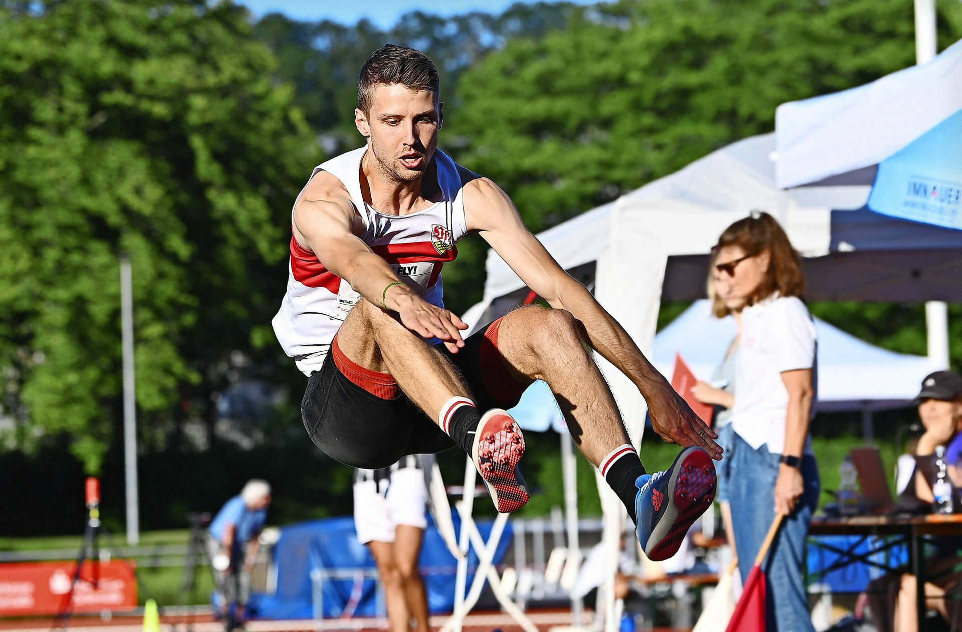 Fabian Heinle (28/Weitsprung), EM-Zweiter 2018 und viermaliger deutscher Meister: „Das ist eine ganz schwierige Frage. Wird die Sperre aufrechterhalten, tut man damit sicherlich einigen Athletinnen und Athleten Unrecht. Außerdem zeigen die vielen Sanktionen gegen Russland ja leider, zumindest was ein mögliches Ende des Angriffskrieges angeht, bisher keinerlei Wirkung. Trotzdem würde ich die Sportler aus Russland und Belarus gesperrt lassen, weil ich der Meinung bin, dass Olympische Spiele und andere Wettkämpfe nicht zu Propagandazwecken missbraucht werden dürfen. Dazu kommt, dass sich beim Thema Doping in Russland nichts verändert haben dürfte. Der Leichtathletik-Weltverband hat sich ja bereits gegen eine Wiederzulassung der sanktionierten Athleten ausgesprochen. Ich bin froh, einem Verband anzugehören, der eine strenge Linie fährt, die auch ich befürworte.“