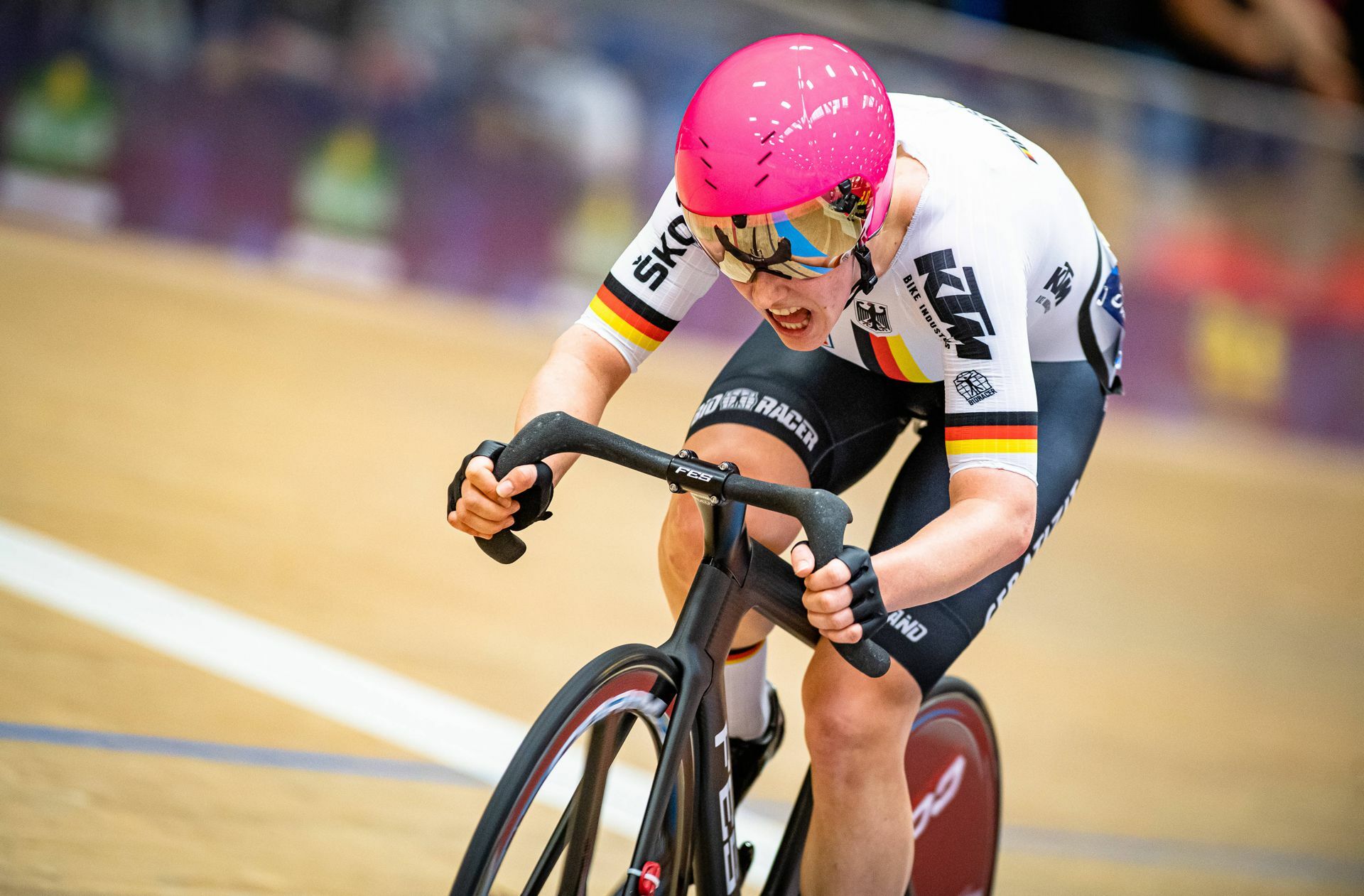 <b>Franziska Brauße  (24/Bahnradsport), Olympiasiegerin, Welt- und Europameisterin mit dem Vierer, Welt- und Europameisterin in der Verfolgung: „Die Rückkehr der russischen und belarussischen Athletinnen und Athleten käme definitiv zu früh und würde die falschen Signale senden. Die Werte des Sports und der olympischen Bewegung  –  Achtung der Menschenrechte, Frieden, Völkerverständigung, Solidarität  –  sind aus meiner Sicht sehr wichtig. Als Athleten sind wir zugleich Repräsentanten unserer Nationen, und wenn Nationen die Werte des Sports nicht einhalten, muss man sich überlegen, ob deren Athleten am Weltsport teilnehmen dürfen. Meine Meinung ist klar: Solange Russland seinen Angriffskrieg fortsetzt, sollte man nicht darüber nachdenken, die Sportlerinnen und Sportler aus Russland und Belarus wieder einzugliedern.“</b>