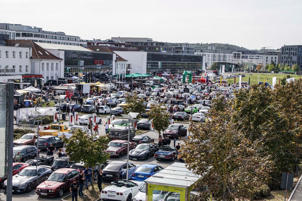 Insgesamt reisten rund 1800 Autos zum Abschluss der Saison an. Bild: Dettenmeyer