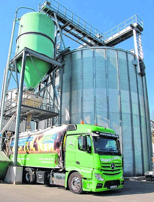 Die eigenen Holzpelletsilos bieten Versorgungssicherheit. Hochwertige Holzpellets werden sauber und bequem direkt ins Haus geliefert. Bilder: Riedhamer (1)/Schwarze (3)