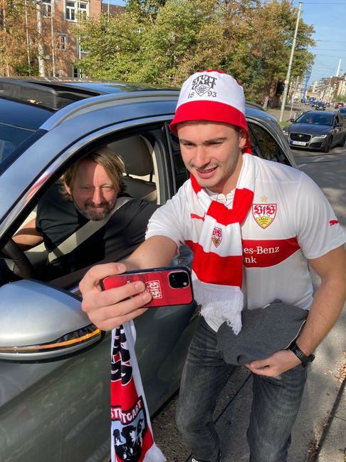Vor dem Heimspiel gegen den FC Augsburg Ende Oktober war Sven Mislintat noch für ein Selfie mit einem VfB-Fan zu haben. Bild: z