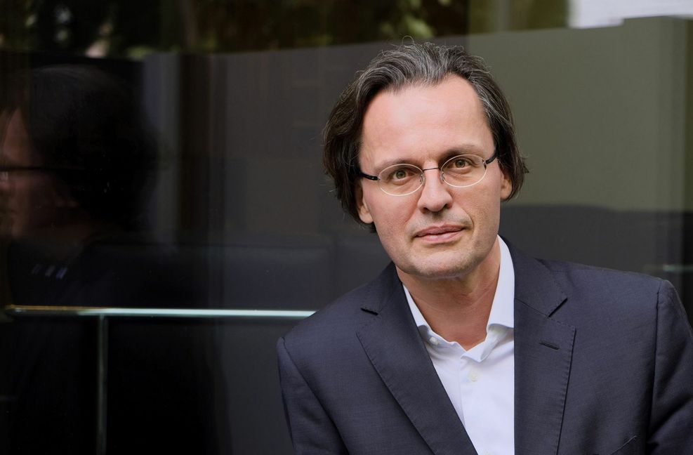 Bernhard Pörksen ist überzeugt, dass die Erschütterung, die in der medialen Dominanz des Ukraine-Kriegs zum Ausdruck kommt, schlicht ihre Berechtigung hat.