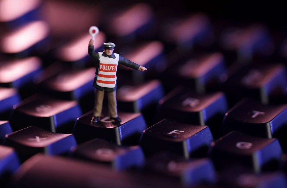 Der Cyberkriminologe Thomas-Gabriel Rüdiger fordert sichtbare Polizeistreifen im Internet.