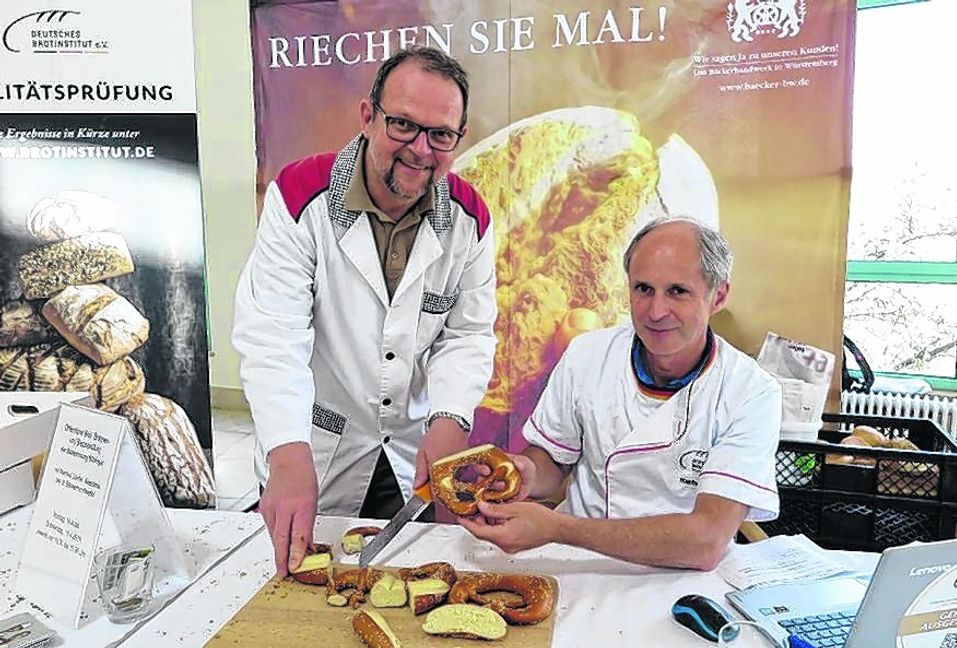 Spezialisten für qualitativ hochwertige Backwaren: Eberhard Binder, Obermeister der Bäckerinnung Böblingen (links) und Brotprüfer Manfred Stiefel. Bild: Groß