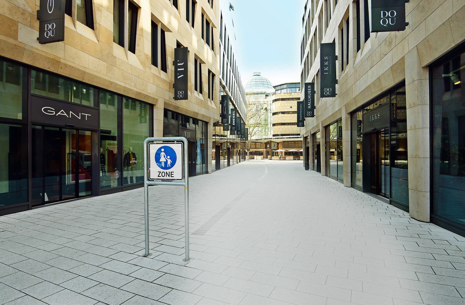 Kein Shopping, kein Präsenzunterricht, kein Feuerwerksverkauf, ein Weihnachtsfest im engsten Kreis: Das öffentliche Leben in Deutschland  wird drastisch heruntergefahren.