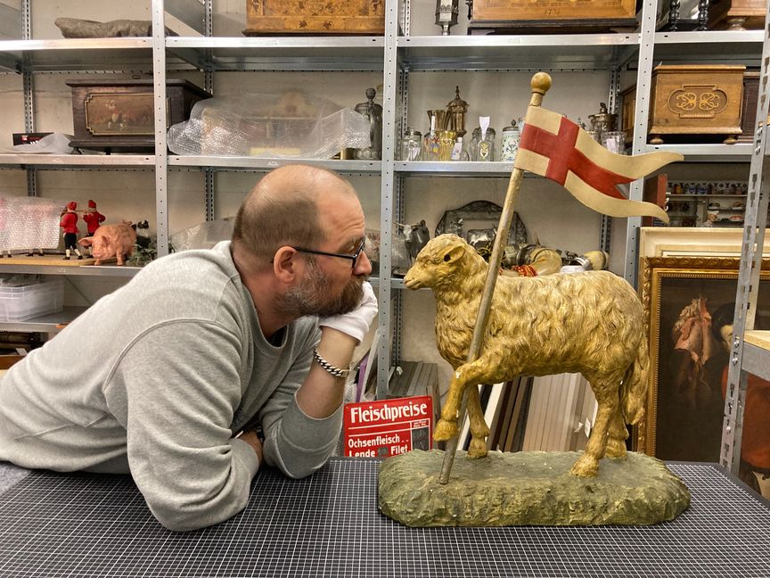 Der Leiter des Deutschen Fleischermuseums, Dr. Christian Baudisch, mit dem Osterlamm – mit der Siegesfahne ist es ein Symbol für die Auferstehung Jesu Christi. Bild: z