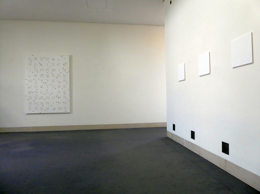 Das “Trio Alizarin” von Sabine Laidig an der rechten Wand in einem Raum der Galerie der Stadt mit einer Arbeit von Rune Mields, die 2010 in Sindelfingen ausgestellt hatte. Bild: P. Bausch