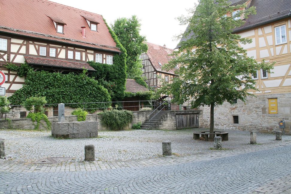 Auf dem freien Platz neben dem Salzhaus haben Stadt und der Verein „Kunst + Projekte“ in den 1990er-Jahren mit dem Granitbrunnen von Ulrich Rückriem und der Worttafel „Broken Off“ von Lawrence Weiner Weltkunst in der Altstadt etabliert.