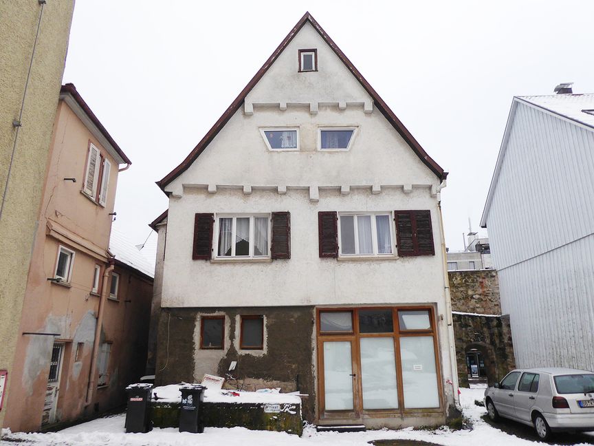 Der Rest einer Miste vor einem Haus, das einen schmalen Durchgang zur Planie, aber auch durch einen Rest der Stadtmauer in die Untere Vorstadt bietet.