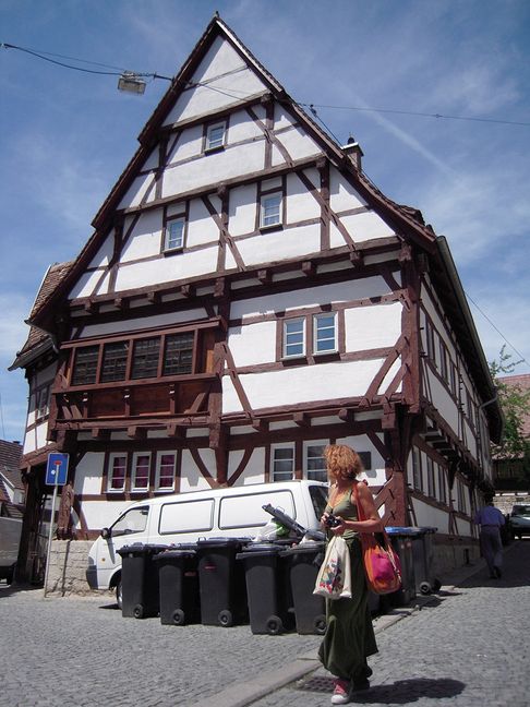 Ein Schmuckstück in der Altstadt ist das Hexensprung-Ensemble in der Hinteren Gasse. In einem Nachbarhaus hängen buddhistische Gebetsfahnen am Fachwerk.