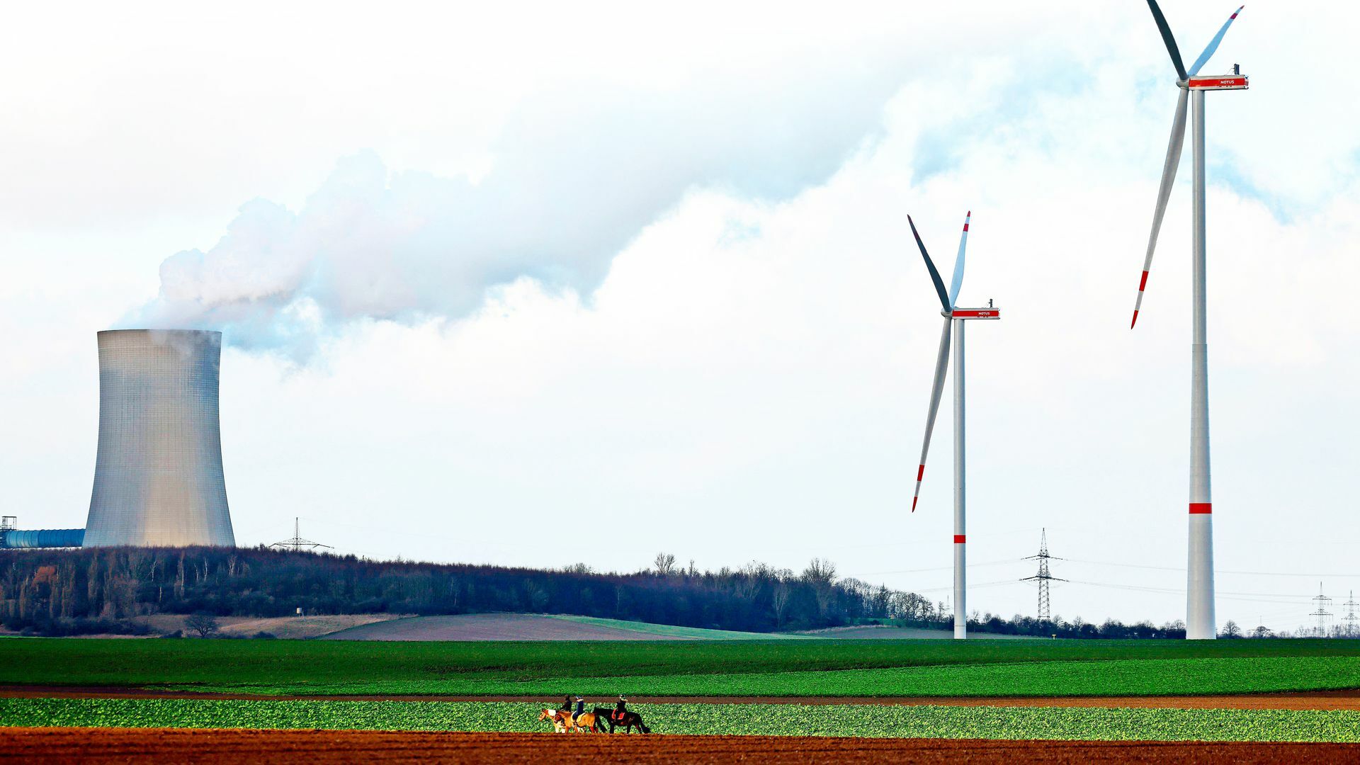 Windrad in Bayern: Beim Ausbau der Windenergie hinkt Deutschland den selbst gesteckten Zielen hinterher.