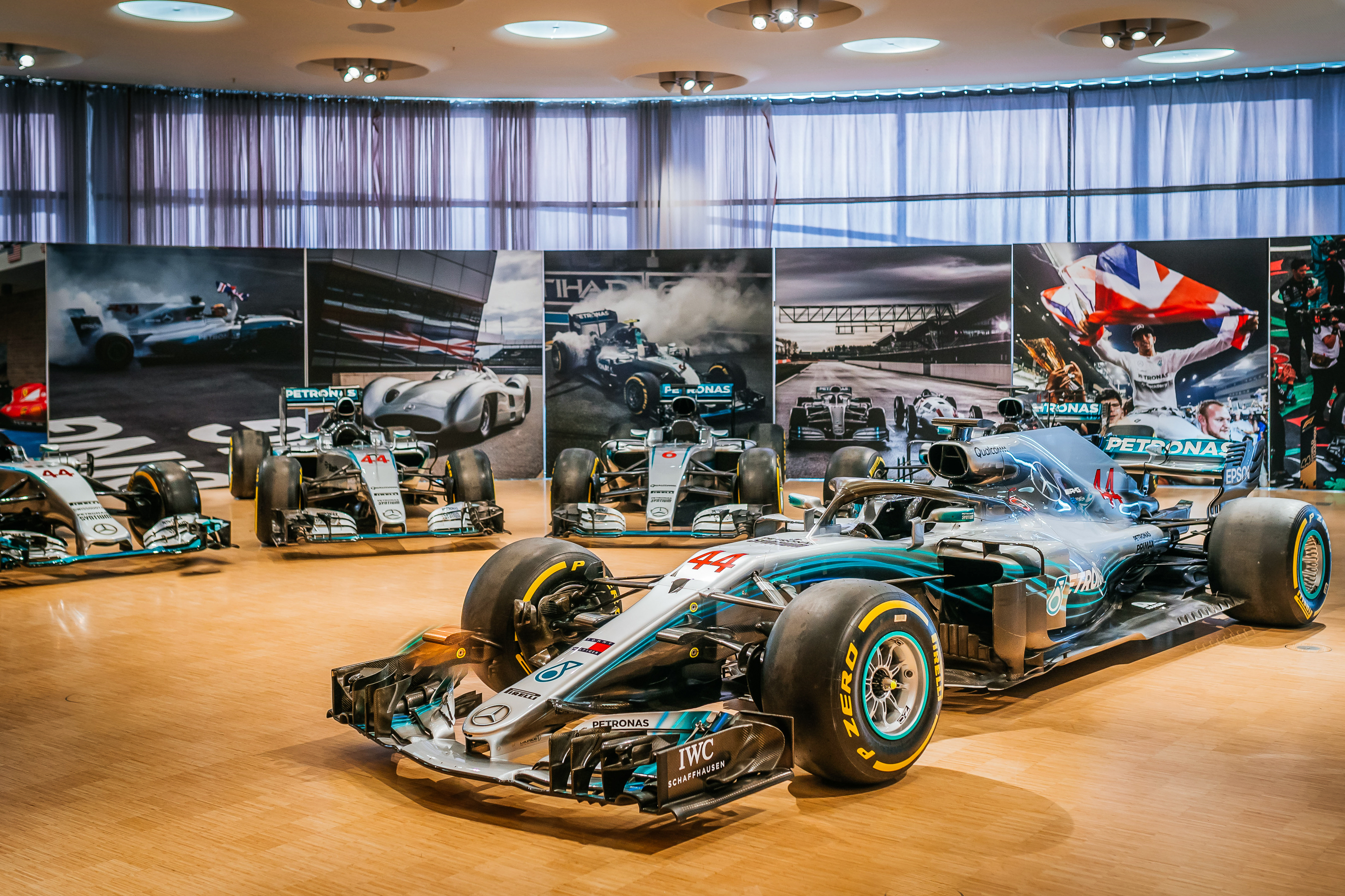 Mercedes-Benz Museum, Sonderpräsentation im Großen Saal auf der Eingangsebene mit allen Formel-1-Rennwagen des Mercedes-AMG Petronas Formula One Teams von 2014 bis 2020. Im Vordergrund der Mercedes-AMG F1 W09 EQ Power+ aus dem Jahr 2018. Die Sonderpräsentation ist zu sehen vom 1. Juni bis 25. Juli 2021. (Bild: Daimler)
 MediaPortal Daimler AG