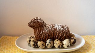 Ein Schaf aus Kakao-Teig gehört zu Ostern dazu.     Bild: Nüßle