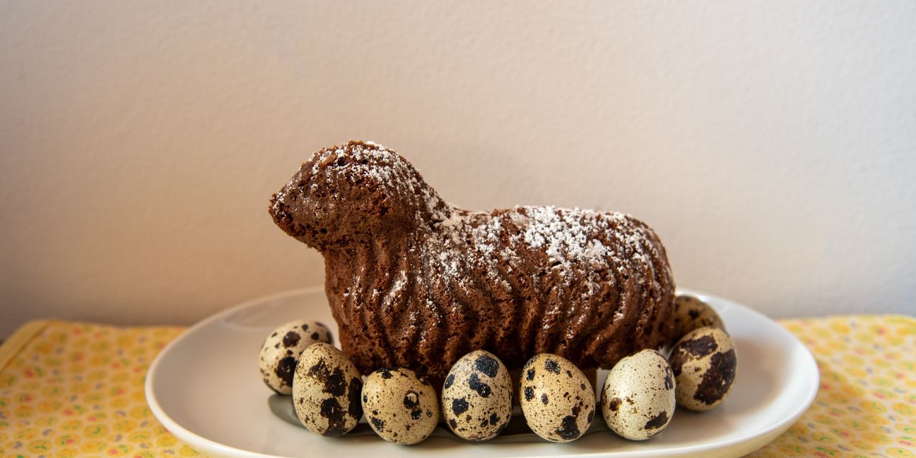 Ein Schaf aus Kakao-Teig gehört zu Ostern dazu.     Bild: Nüßle
