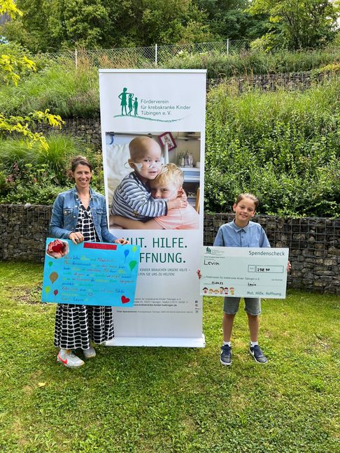 Stolzer Moment: die Übergabe der Spenden an den Förderverein für krebskranke Kinder.
