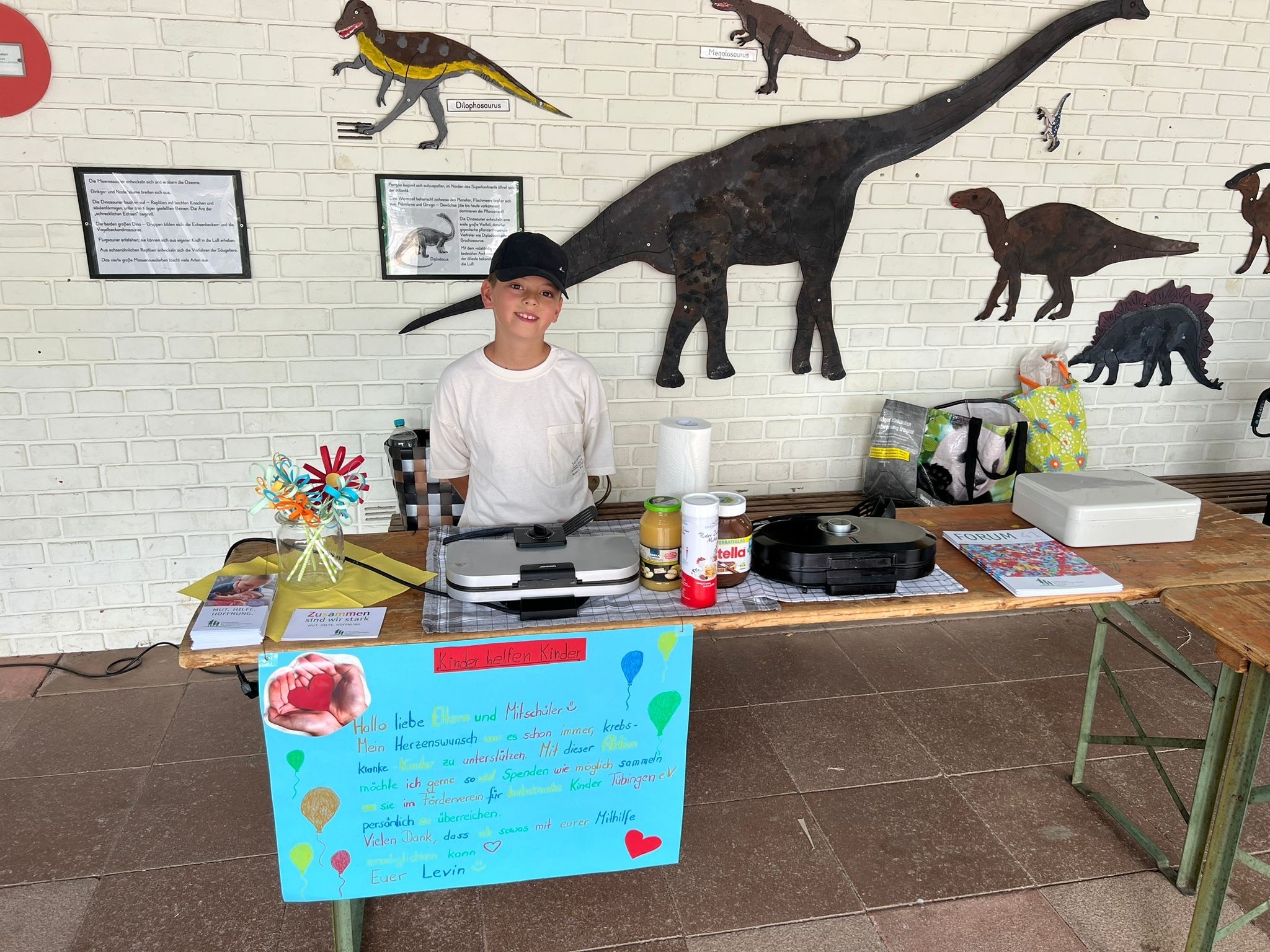Levi Basköy verkauft beim Klassenfest Waffeln, den Erlös spendet er. Bilder: z