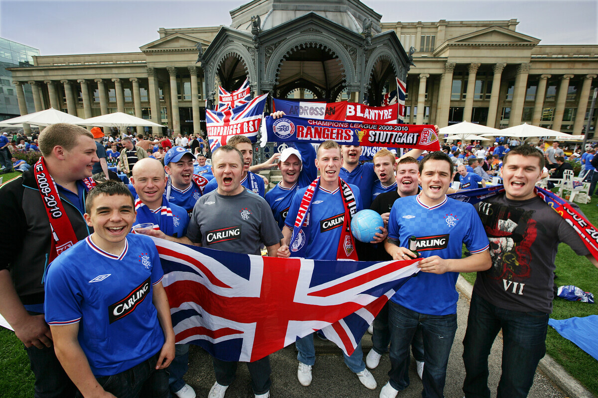Sie kommen wieder: 2009 spielten die Glasgow Rangers beim VfB, und die Schotten belagerten schon damals den Schlossplatz.