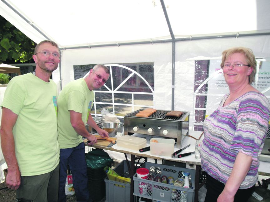 Ronny Michel, Markus Kürschner und Kathrin Schmitt vom Vorstand des Bürgervereins Goldberg beim Einsatz am Grill. Bild: Staber