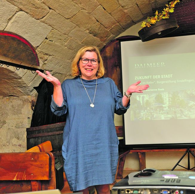 Marianne Reeb spricht im Besenwirt-Keller über die Zukunft der Stadt und empfiehlt dem Gemeinderat, die Marktplatz-Tiefgarage zu sanieren. Bild: Stampe