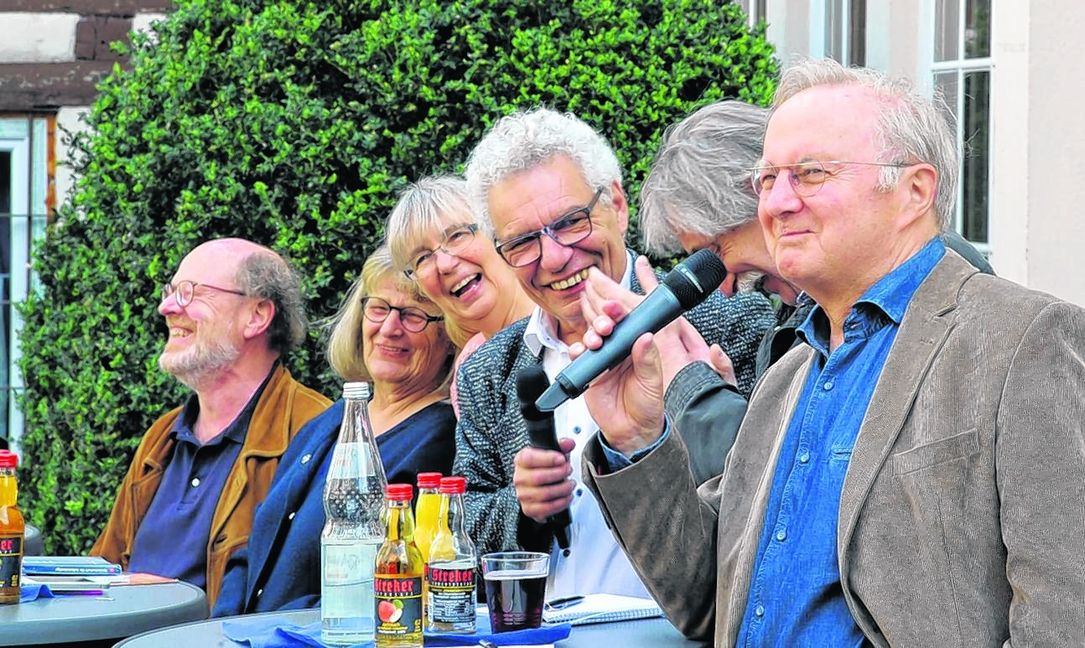Gute Laune im Sindelfinger Serenadenhof: Manfred Stolz, Elisabeth Gruber-Stolz, Sylvia Weller-Pahl, Moderator Peter Bausch, Manfred Zöller und der damalige Johanneskirchenpfarrer Martin Klumpp (von links) erinnern an die 1970er Jahre. Bild: Mössinger