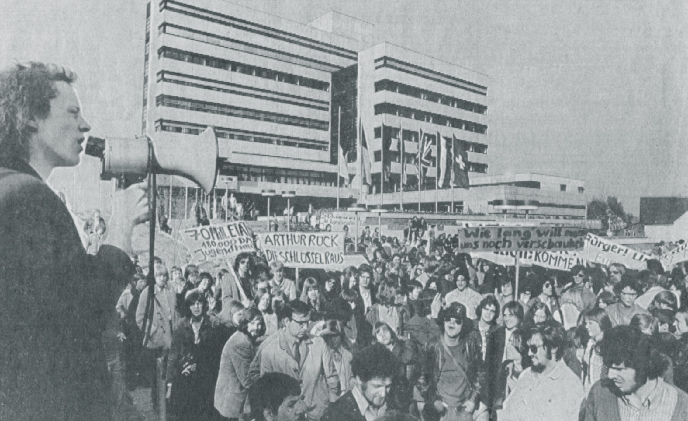 Demonstration am 29. April 1971 vor dem Sindelfinger Rathaus: Manfred Stolz mit dem Megafon fordert von Oberbürgermeister Arthur Gruber ein selbstverwaltetes Jugendhaus. Bild: Schmidt/Stadtarchiv Sindelfingen