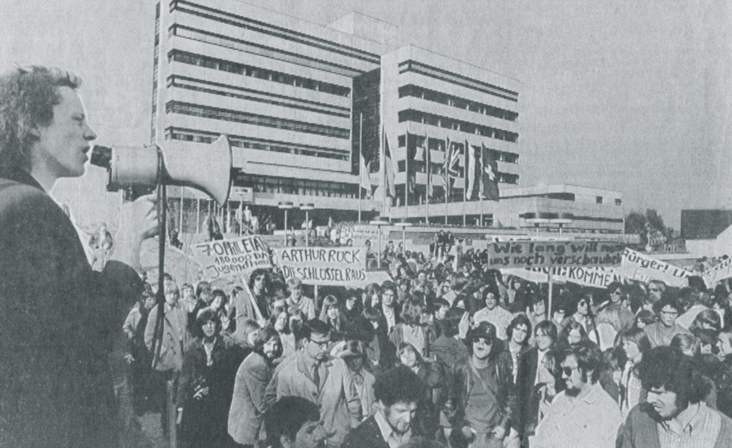 Demonstration am 29. April 1971 vor dem Sindelfinger Rathaus: Manfred Stolz mit dem Megafon fordert von Oberbürgermeister Arthur Gruber ein selbstverwaltetes Jugendhaus. Bild: Schmidt/Stadtarchiv Sindelfingen