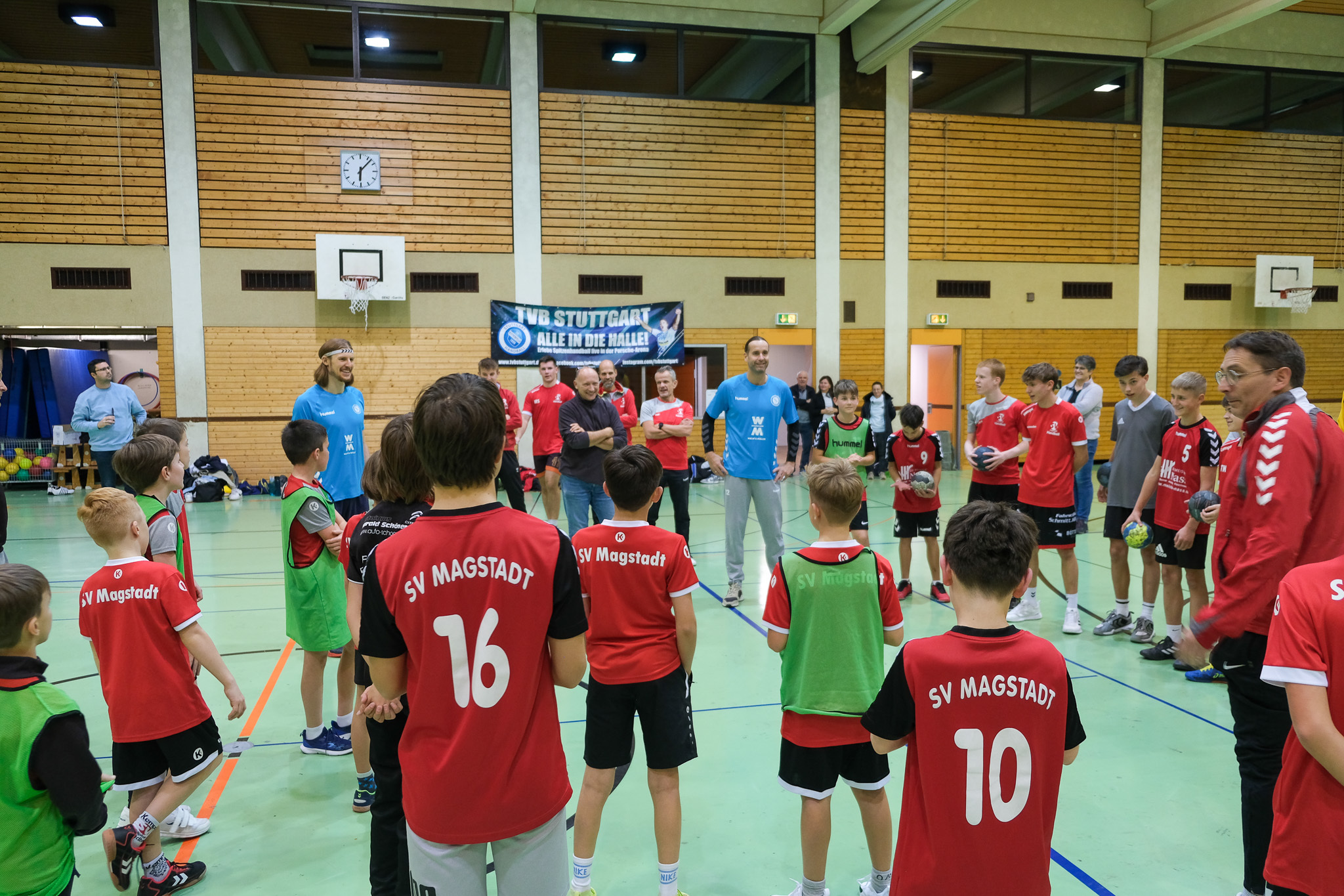 Silvio Heinevetter (rechts, blaues Shirt) und Jan Forstbauer (links, blaues Shirt) bei der Vorstelleung, Danach wurde 80 Minuten mit dem Magstadter Nachwuchs trainiert. Bild: Zvizdic